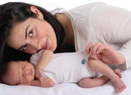 Moeder met baby in J BIMBI romper