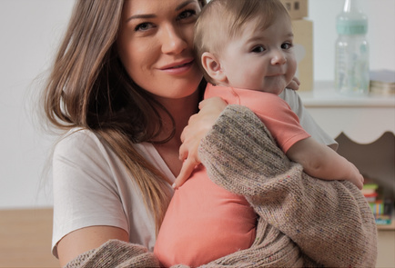 Moeder met baby in J BIMBI romper